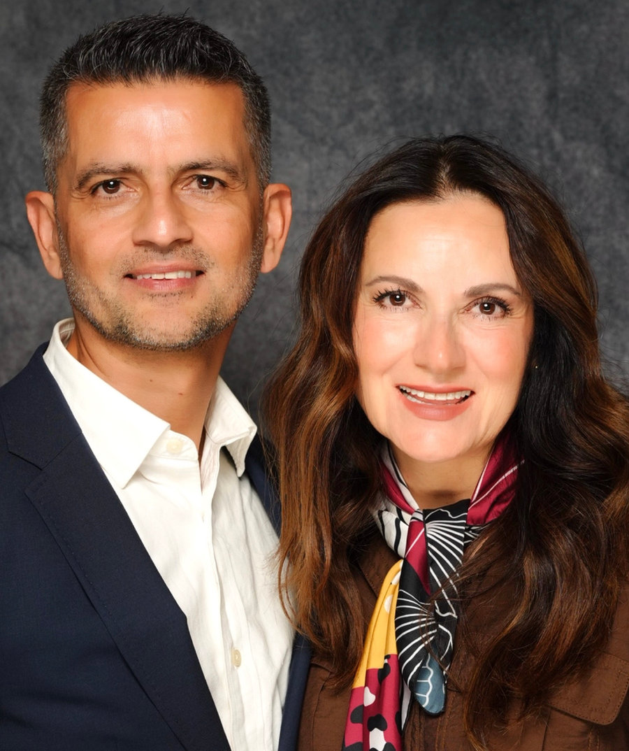 Pastores Oscar y Liz Aguilera